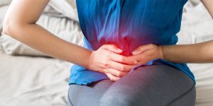درد در ناحیه شکم از نشانه های احتمال سرطان رحم